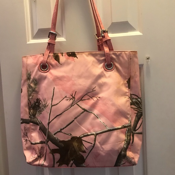 Realtree Handbags - 🥰Real tree purse with matching wallet.